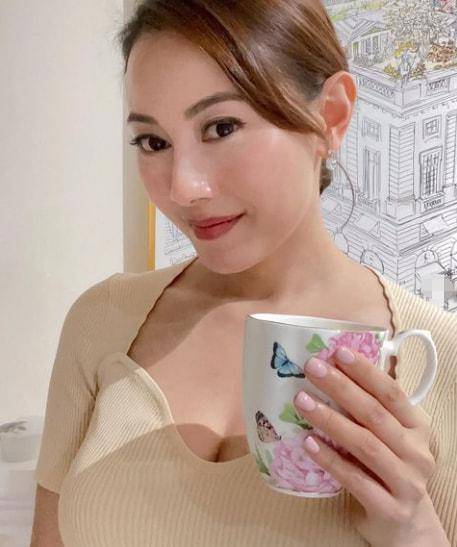 原创港姐袁嘉敏逃离百亿父子钟培生坐头等舱飞法国享受新生活