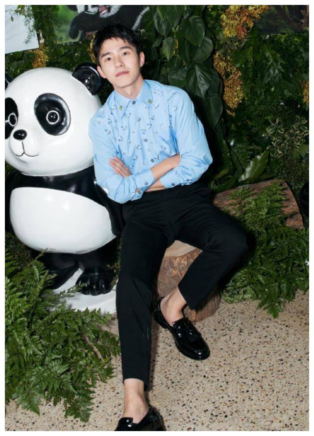 原创请刘昊然把衬衫纳入年度爱用物里太潮了怎么看都不腻