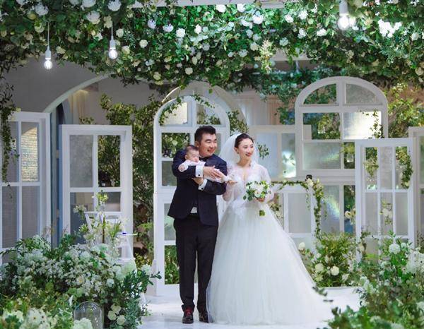 何雯娜婚礼现场冷清女儿当花童成全场焦点对比梁超前妻差距大