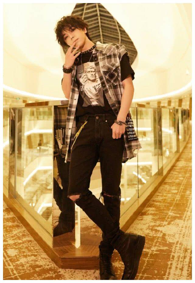 原创表面看华晨宇穿得很普通其实暗藏玄机当他抬手时你会移不开眼