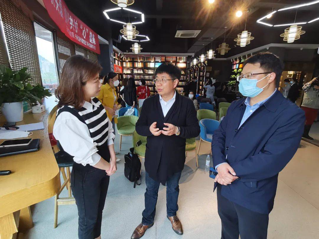 前台为这些发言的孩子点赞,海亮教育管理集团马金中学校长陈先福先生