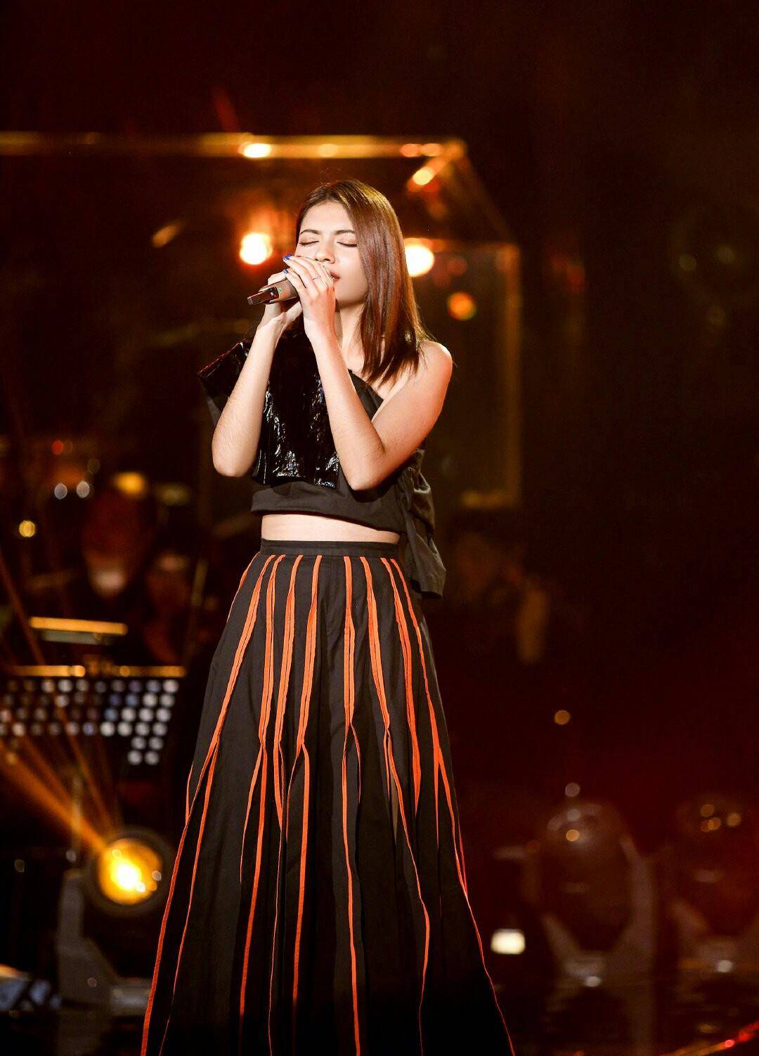 梦想秀惊艳全场,今穿撞色拼接套装亮相,霸气自信_黑色_李佩玲_时尚