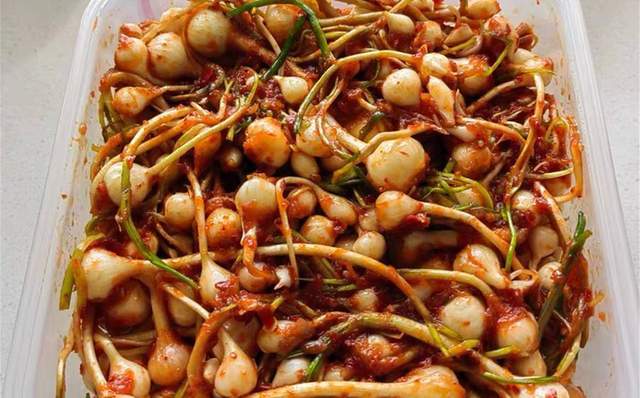 应季野菜营养丰富,脆爽脆爽的,特别好吃,比糖醋蒜还香呢,而且不花一