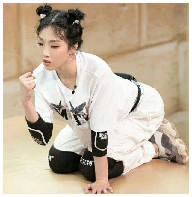 火箭少女101中年龄最大的她扎哪吒头带火纽扣裤巨潮