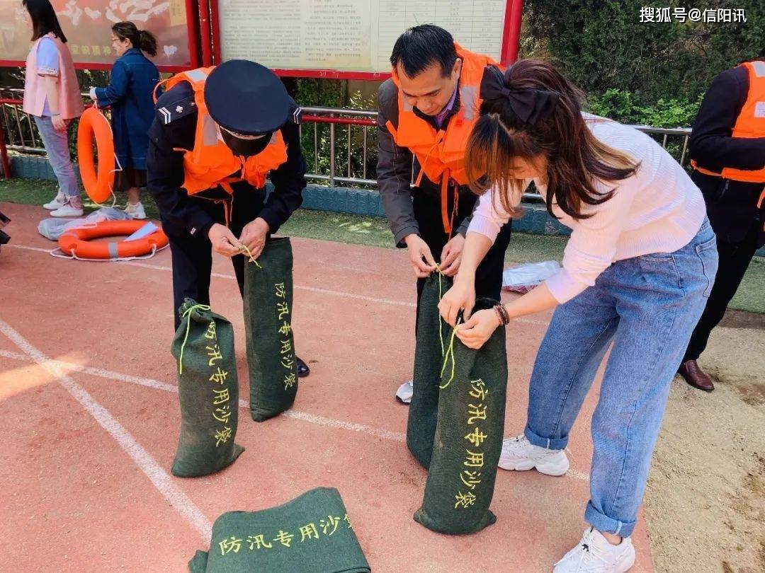 抢险组队员及时装沙袋,搬运沙袋,按"品"字型多层堆叠起来,形成稳定的