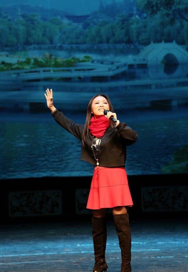 原创黄梅歌后吴琼扮相惊艳粉裙娇嫩秀身段现代装清新端庄