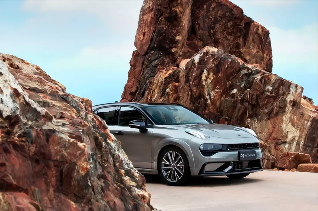 领克又推出了第二款车型——领克02,定位高能轿跑suv,在丰富领克产品