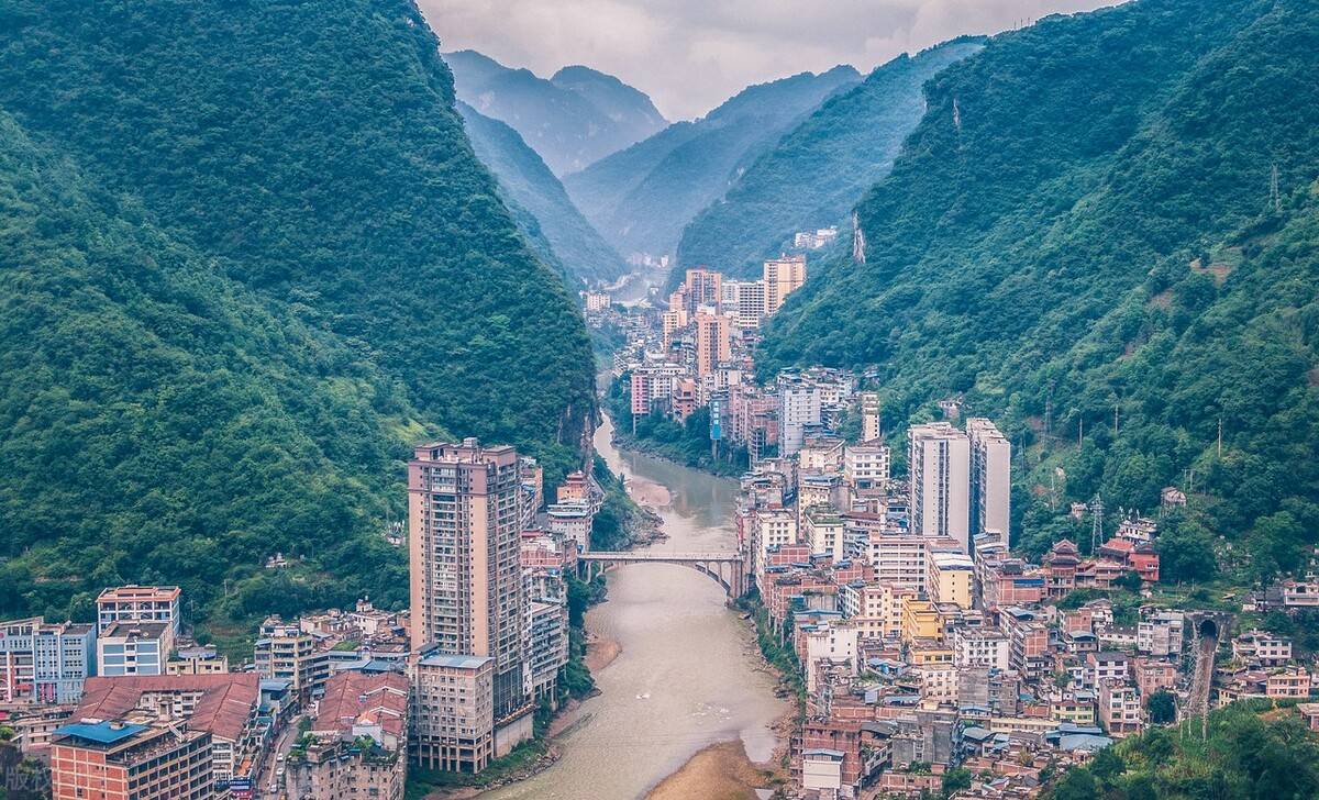 中国最窄县城，夹在两山中间，房子一半在河道，全城只有一条路
