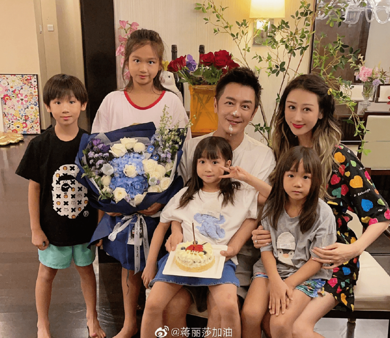 陈浩民陪伴家人外出拍照，四个孩子共用一张脸！