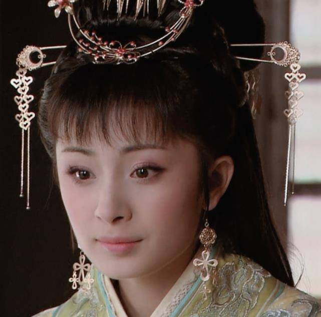 王昭君的形象中,她这仅仅扎起一副盘发配上小巧的饰品进行点缀的发型