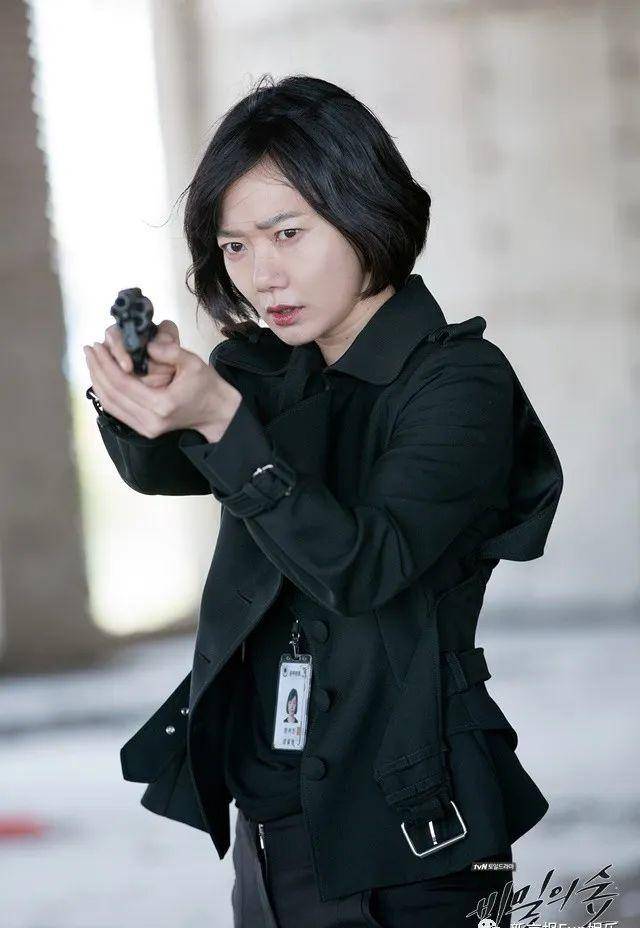 韩剧《秘密森林》剧照2022年,裴斗娜主演的netflix首部原创韩剧《王国