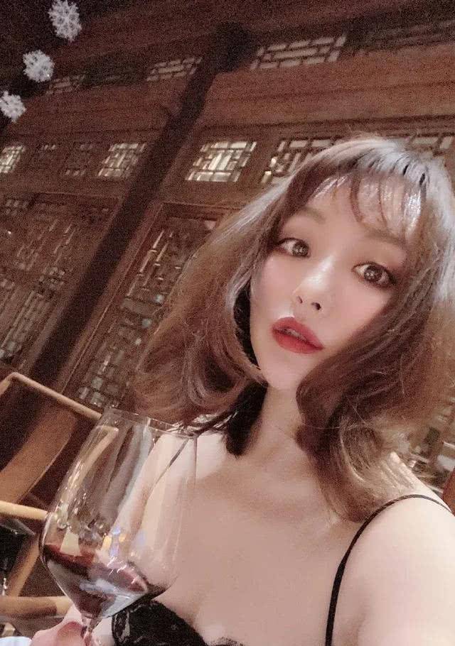 沈腾姐姐沈娜:天生公主命,46岁仍似少女,事业成就不比沈腾差_女高音