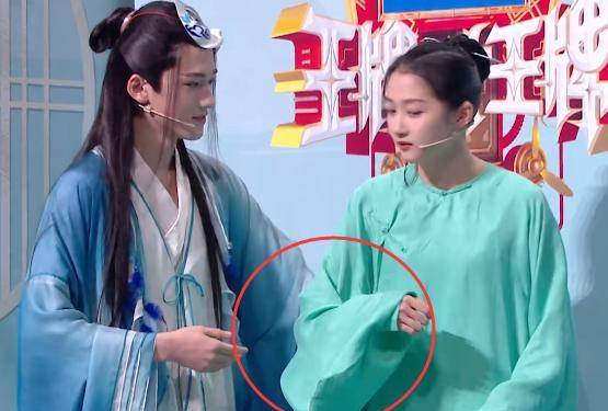 原创宋亚轩不敢搂关晓彤的腰看清他怎么救场这是对鹿晗最大的尊重