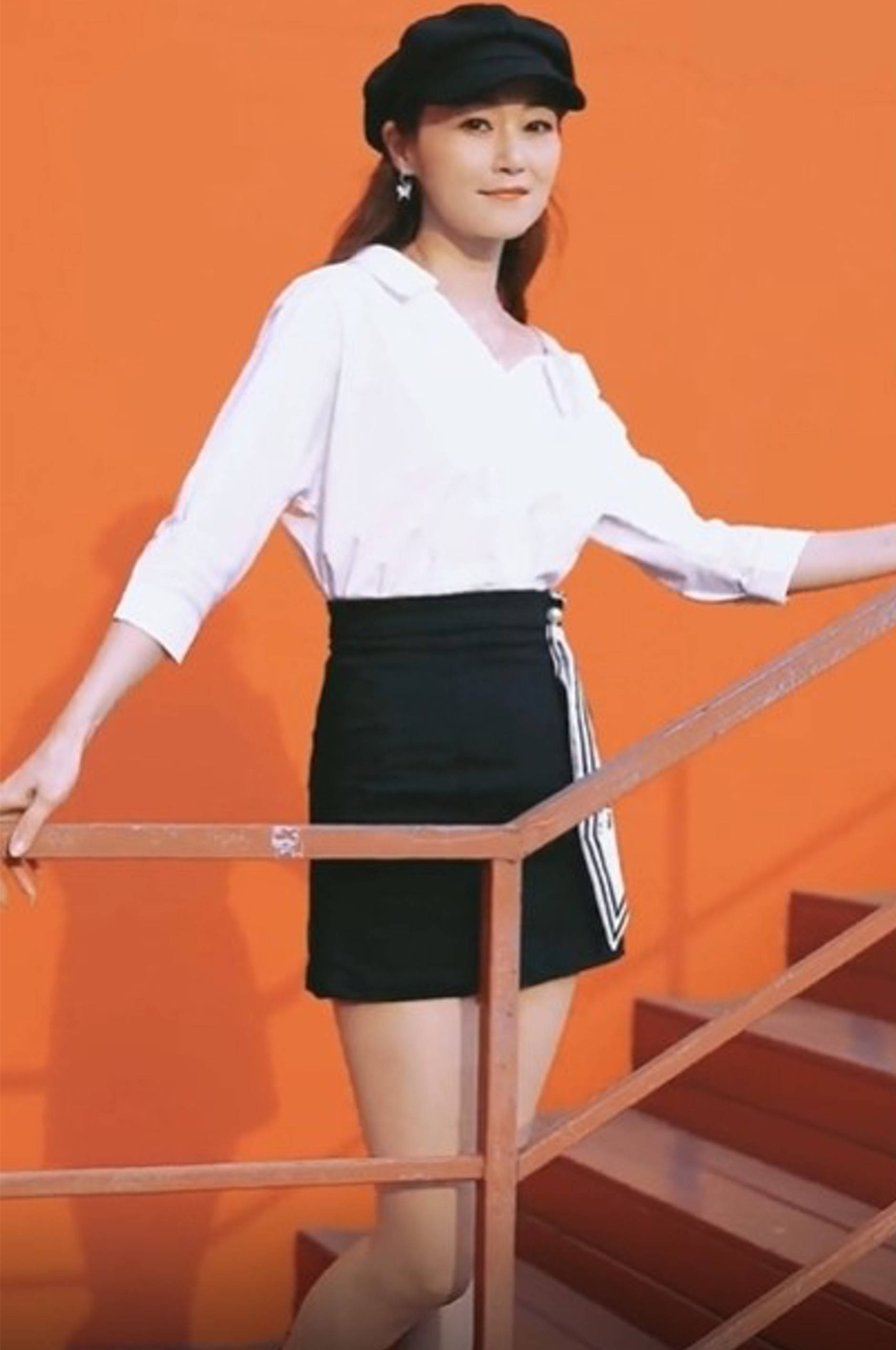 万绮雯内地开民宿穿短裙秀110cm长腿与老公分隔两地无损感情