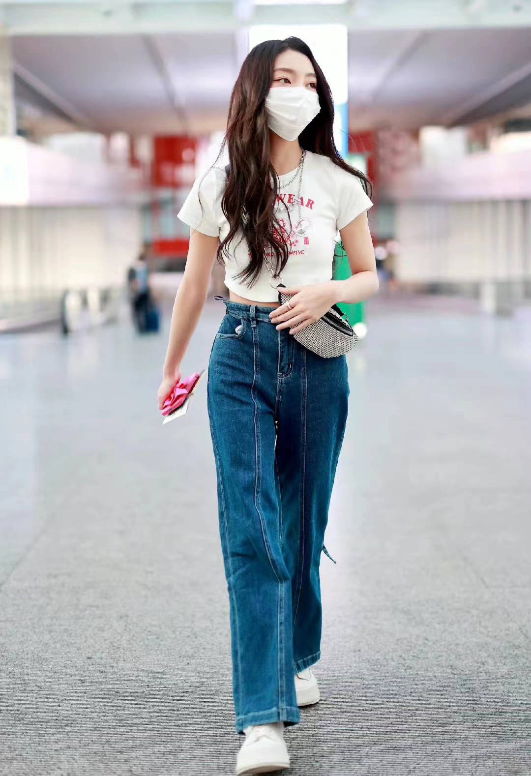 原创李紫婷穿字母印花短袖t恤搭蓝色阔腿牛仔裤春日搭配又酷又辣