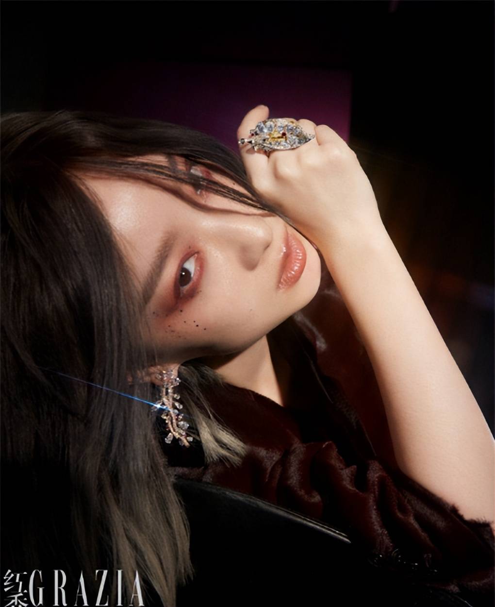 原创倪妮红秀四月刊封面首次尝试色彩艳丽的亢奋妆容如梦如幻