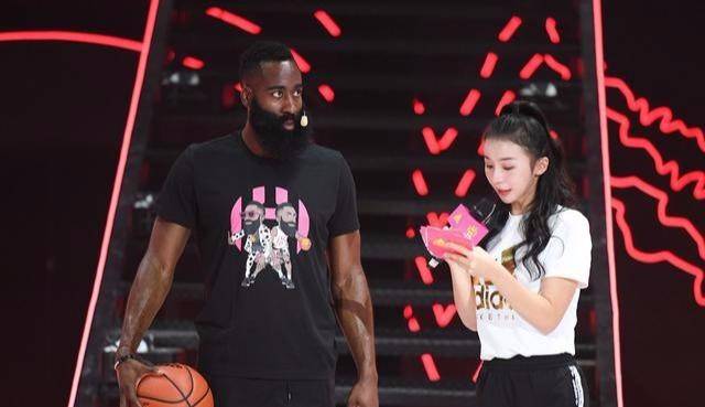 原创nba美女主持人张曼源公布恋情男友是健身狂魔肌肉线条明显