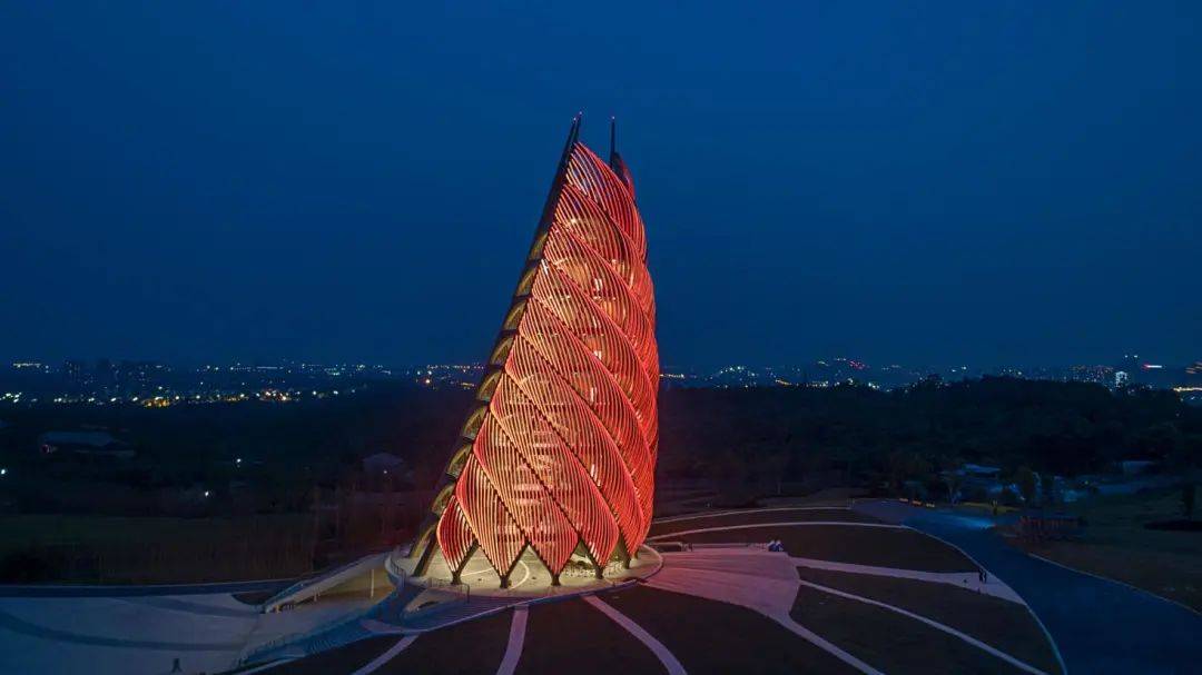 原创春笋破土芙蓉花开成都熊猫基地观光瞭望塔光影赏析