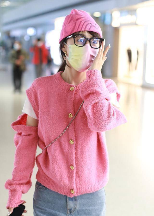 李菲兒的造型讓人挺意外，穿粉色毛衣還在袖子上開口，顯得挺嫩的