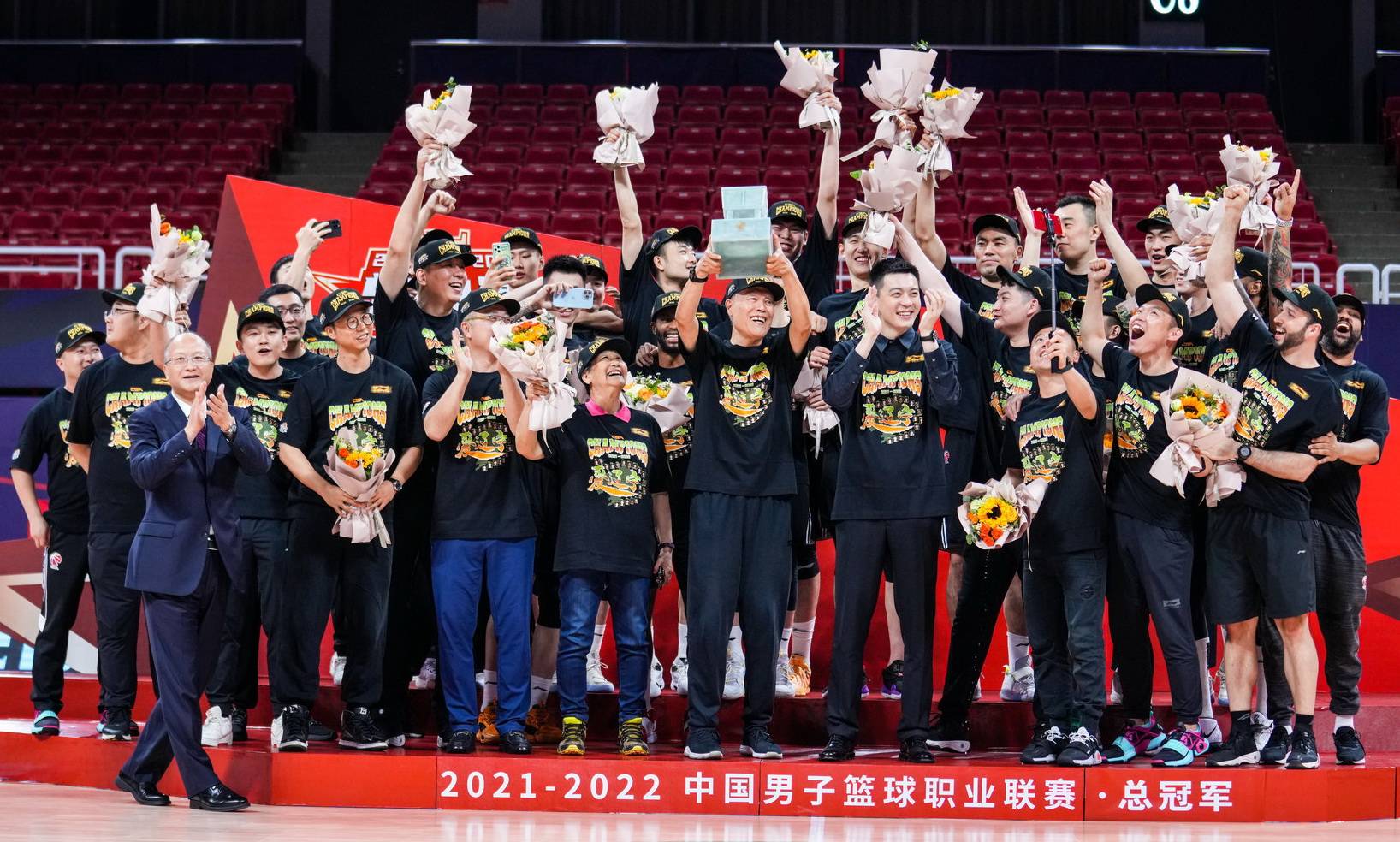 颁发给辽宁男篮的cba总冠军奖杯上刻着广东男篮的名字