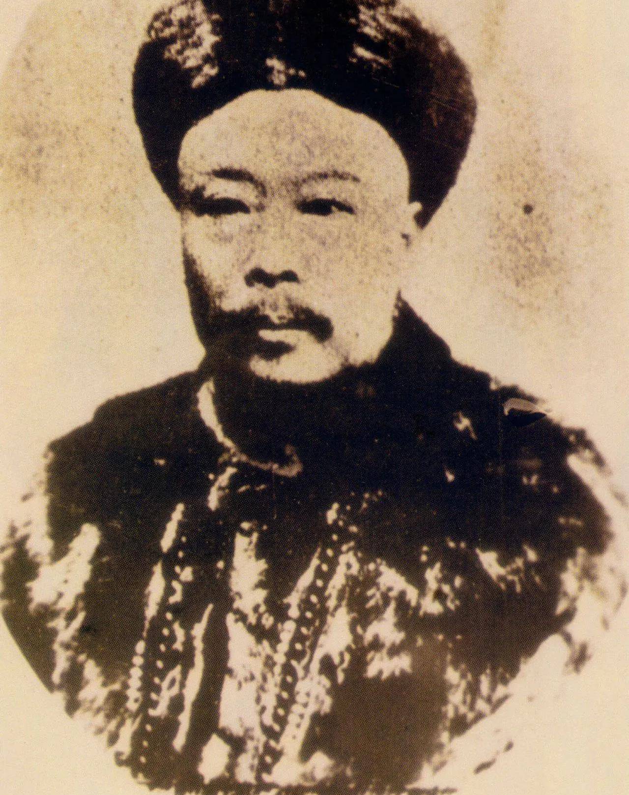 然而当时针走到光绪11年时,一名风尘仆仆的管家,由京城跋山涉水赶到