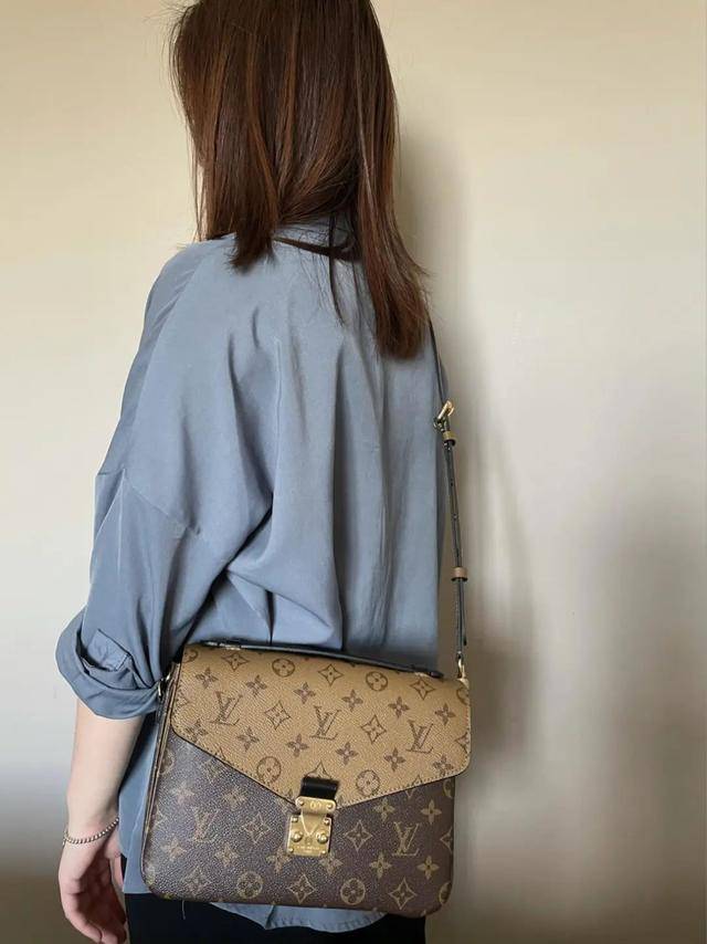 lv拼色邮差包很难入手一款爆款包包春夏秋冬都可搭配