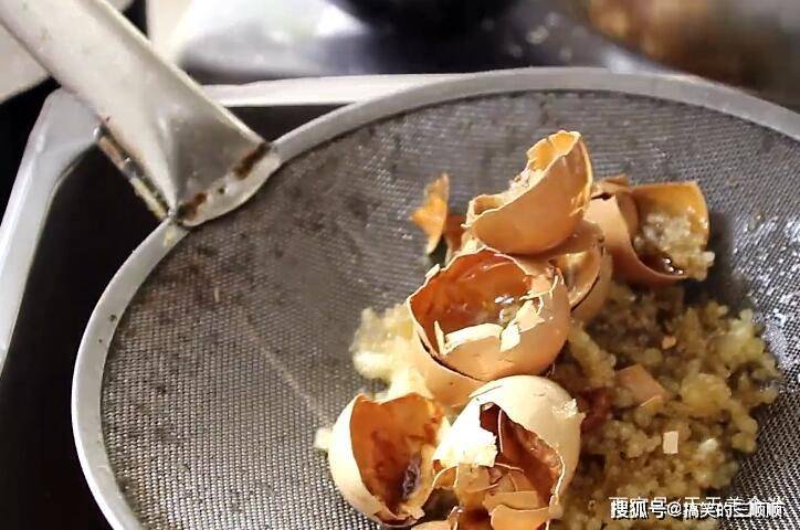 原创炸过食物的油倒掉太可惜这样做让二手油依旧清澈透亮