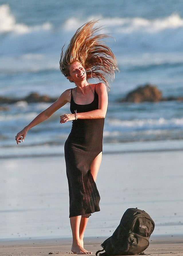 39岁吉娘娘不愧是最贵超模!海边穿波点穿搭身材绝,马甲线太赞