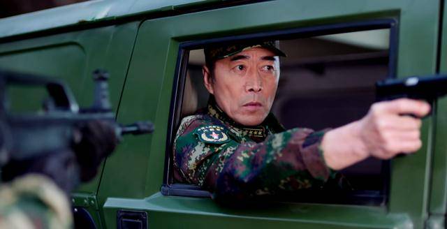 新兵入待机库没多久,安雷接到上级的指示去基地司令部,途中被劫持,还