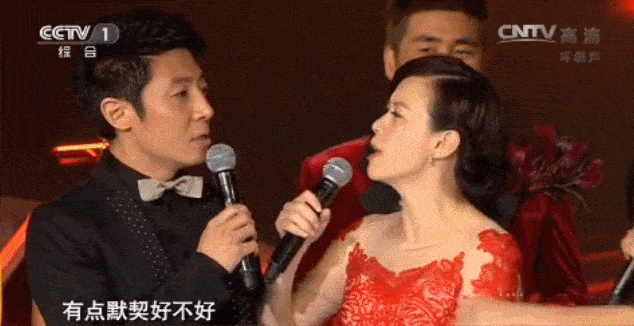 她和撒贝宁曾宝仪共同主持节目,曾宝仪拿着话筒讲话,谢娜想说话.