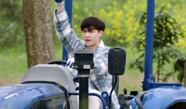 原创张艺兴为开拖拉机干活真拼嘴上抱怨不容易却考了拖拉机驾照