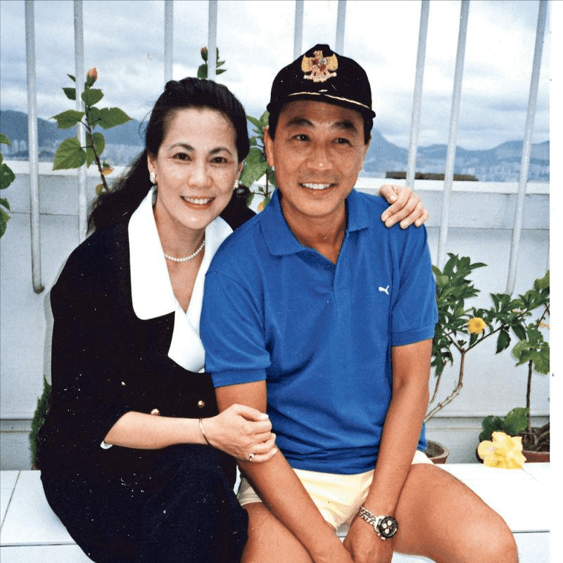 原创王羽追思会现场曝光长女王馨平激动落泪望来生还是父女成龙拍片