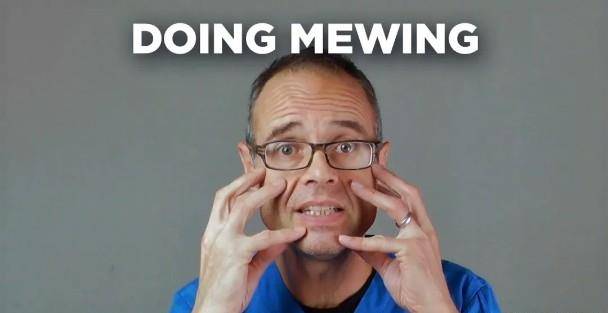 mewing训练,更专业一些的名字叫做orthotropics,是指通过调整姿势达到