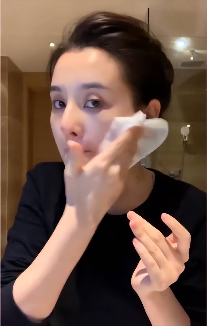 宋祖儿被偶遇做核酸没洗头打扮随意素颜状态十分真实