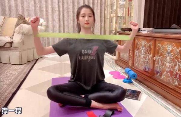 原创明星身材好是有原因的关晓彤在家健身照曝光不得不说身材真好
