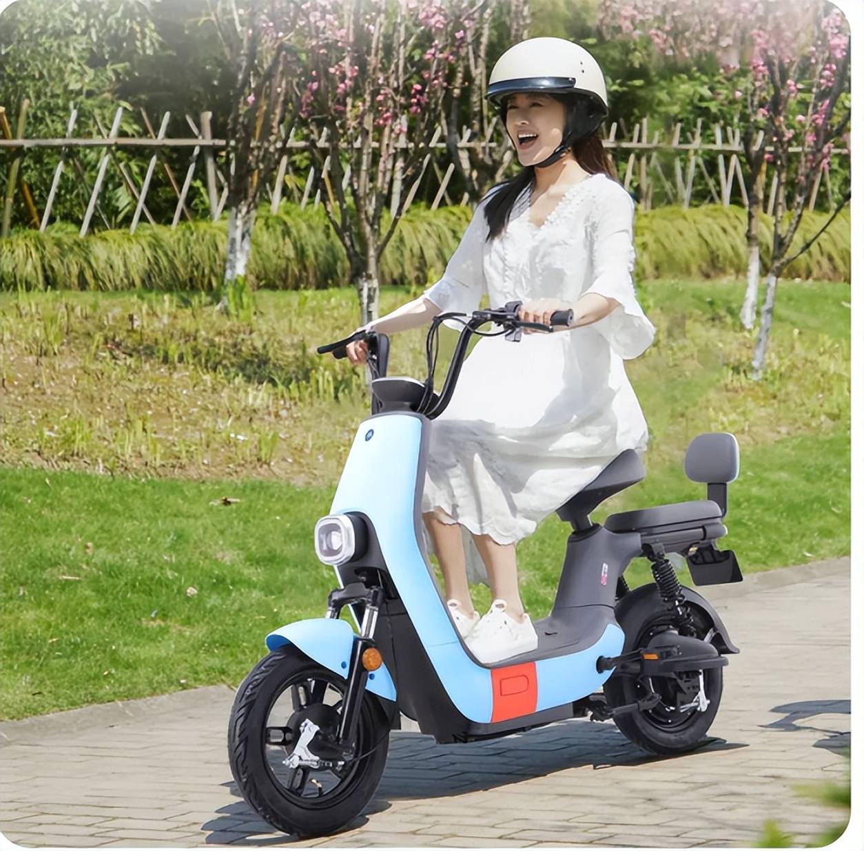 爱玛mixd350小巧轻便的车身,搭配环保pp无喷涂车身彩壳,多彩绚丽的