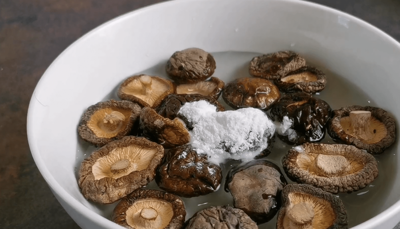 原创泡发香菇好多人第一步就搞错了大厨教你一招几分钟就泡开了