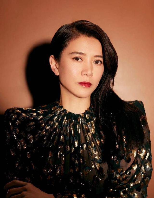 原创袁咏仪穿时尚衫配高腰裤不愧是最美港姐同框张智霖配一脸