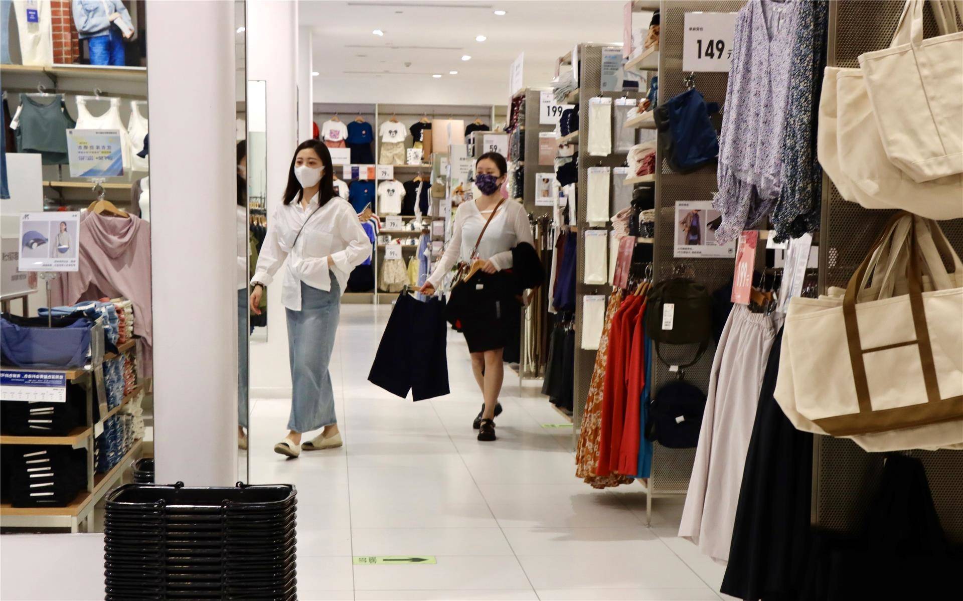 市区升起烟火气店铺陆续开门营业