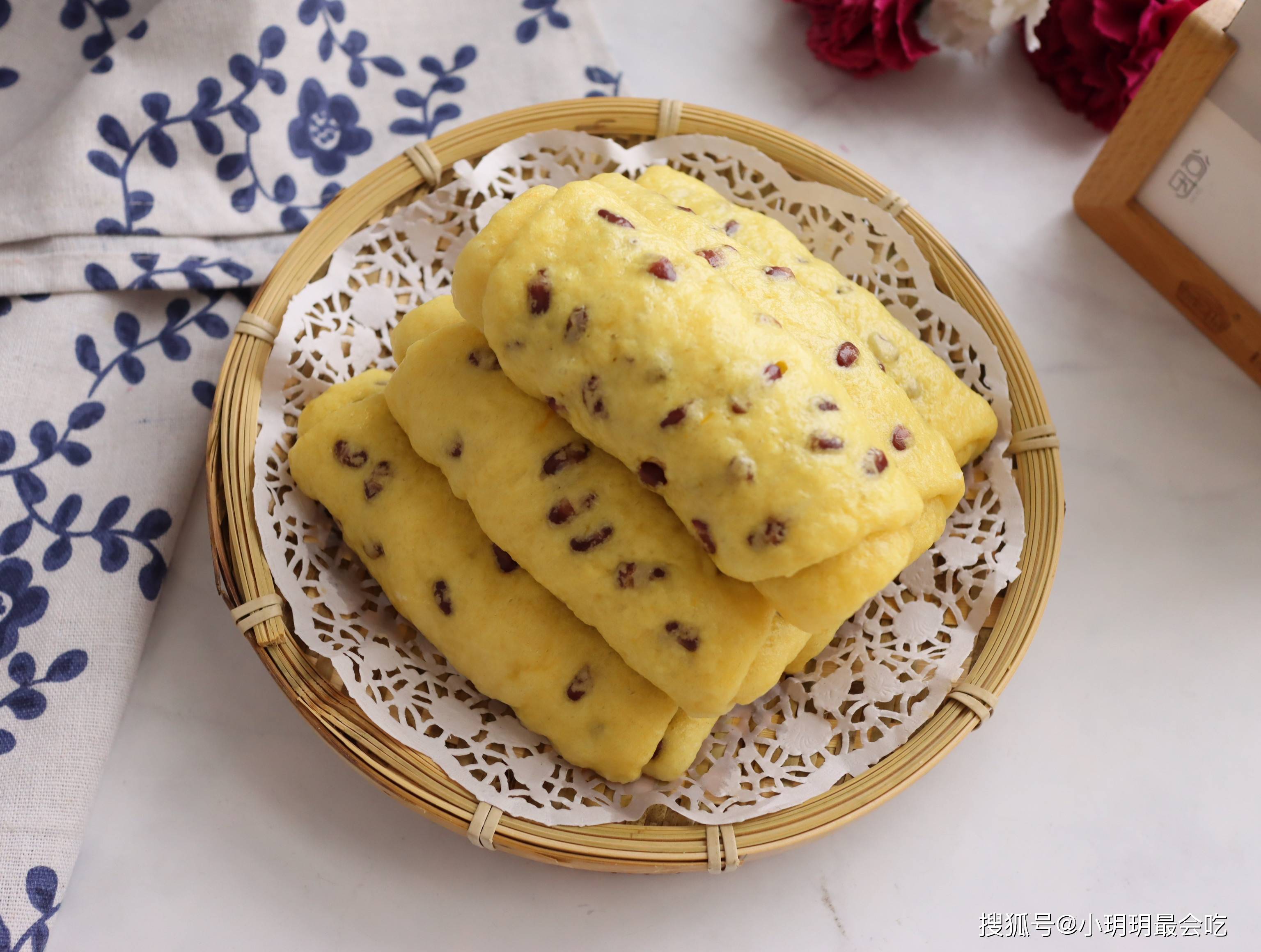 南瓜是个宝,加1碗面粉做成南瓜卷,香甜松软,比馒头花卷还好吃_红豆