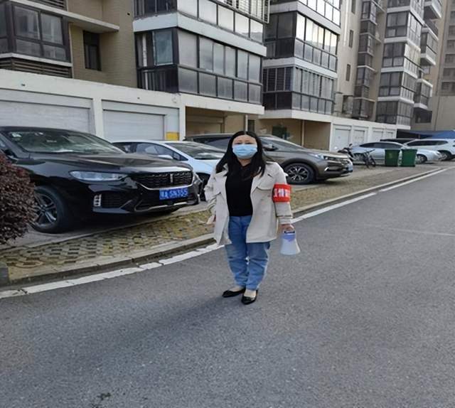 肖文慧在小区疫情值守巡逻越是危险时刻,越是彰显志愿者的责任担当.