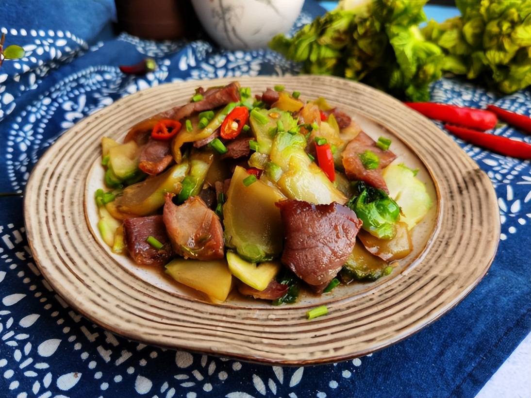 原创色泽红亮绿油油的娃娃菜搭配腊肉绝美