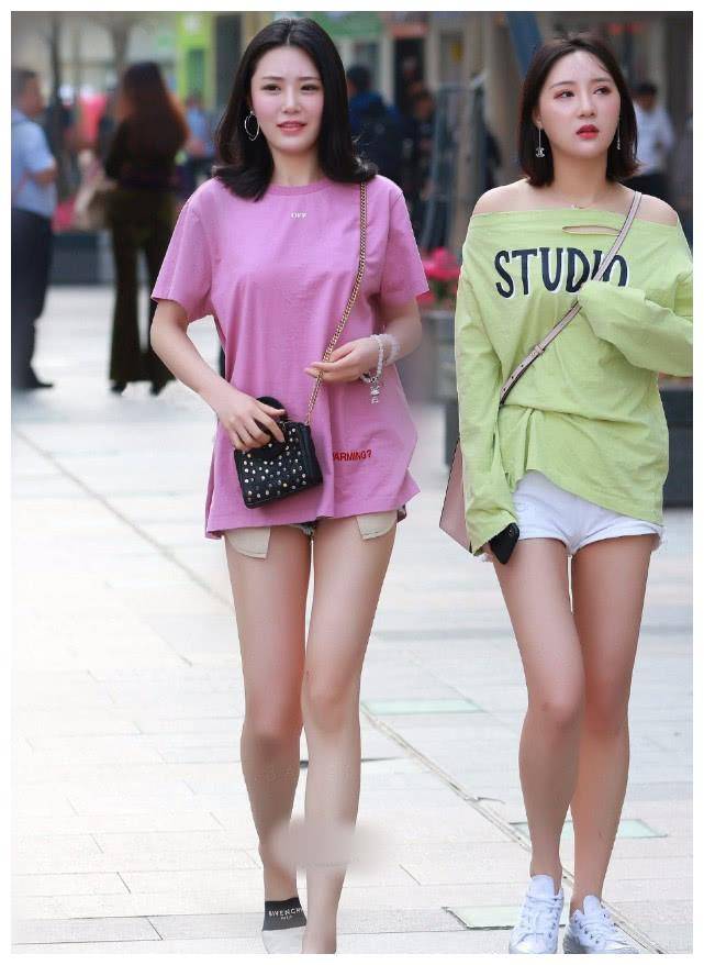 原创街拍高矮闺蜜一个秀腿一个秀肩谁也不让谁却各有千秋
