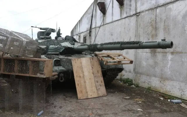 转：俄军拿出压箱底主战坦克，初战告捷打得乌军仓皇而逃，高下立判