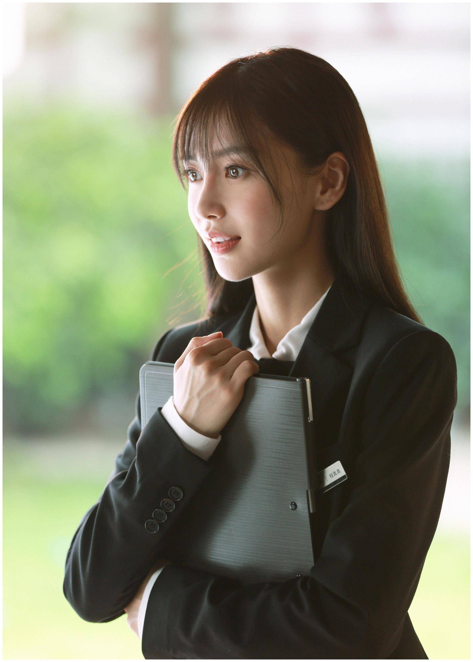 里面配白衬衫和杨颖的空气刘海的发型,很干很甜.