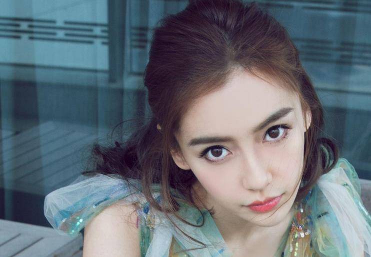 杨颖带儿子去三亚度假犯烟瘾,一根接一根地抽,素颜的她反差太大_虞然