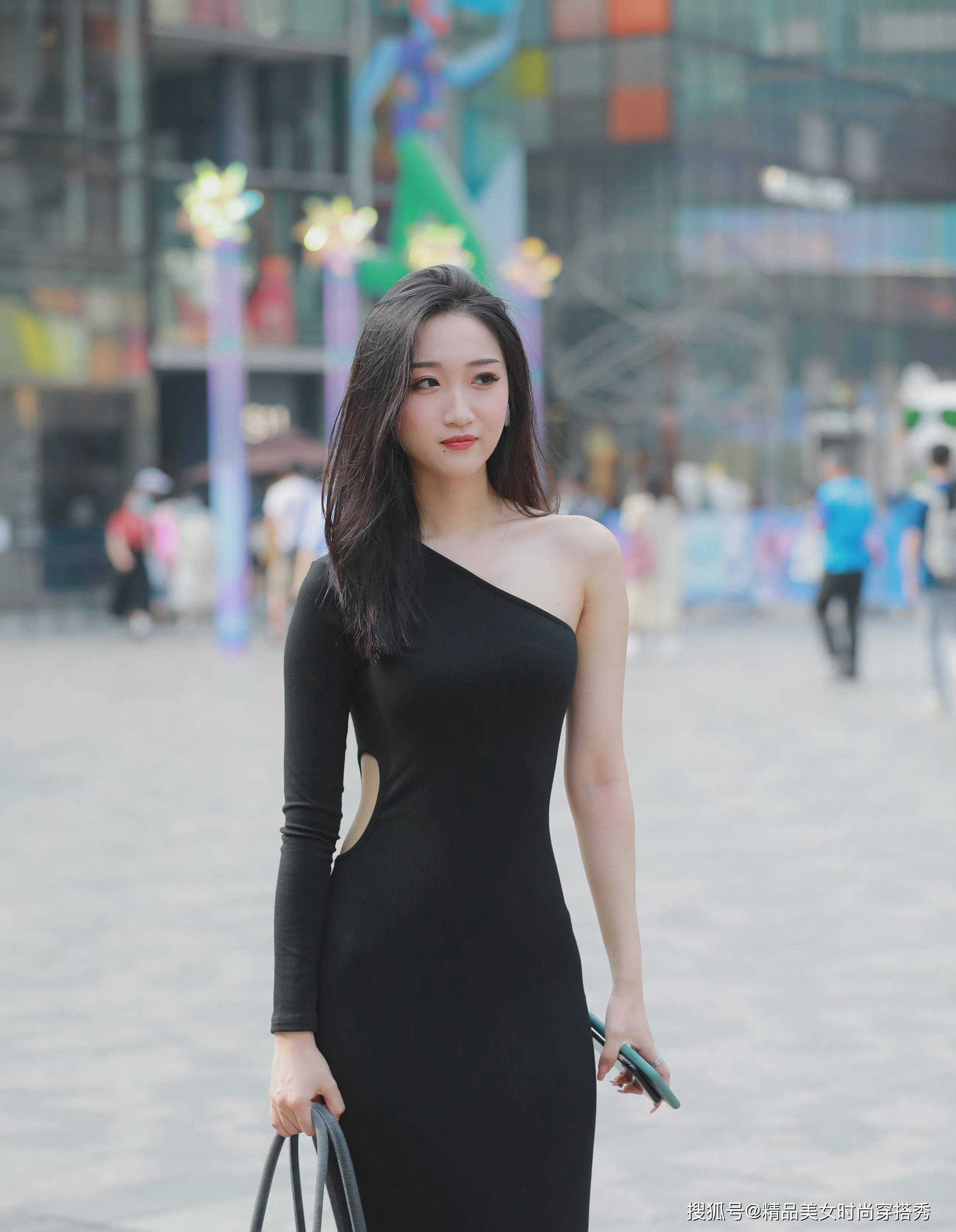 黑色针织连衣裙,单斜肩地设计个性时尚,上身真的超级好看_夏日里_款式
