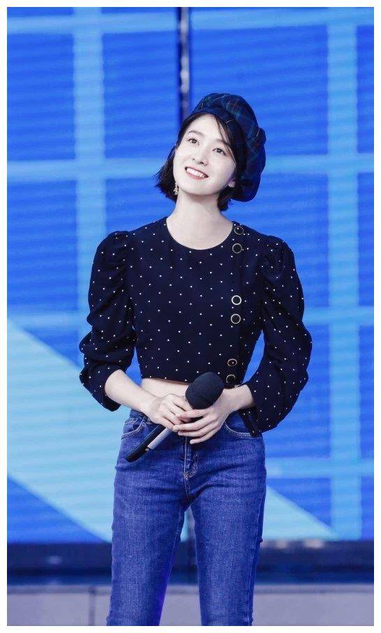 张雪迎是个"腰精"?能穿进xs码的牛仔裤,我饿一个月也穿不了