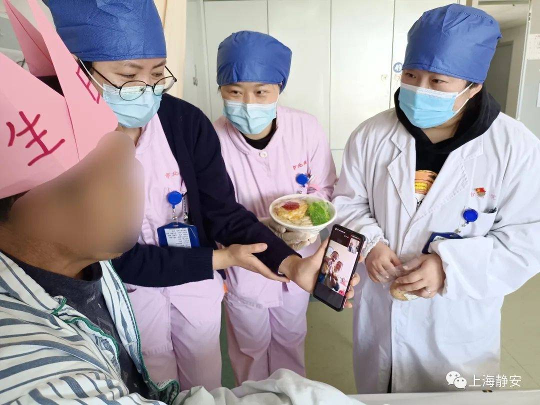 " 病床上的90岁老人被"大白"送上祝福_傅怡_蛋糕_寿桃
