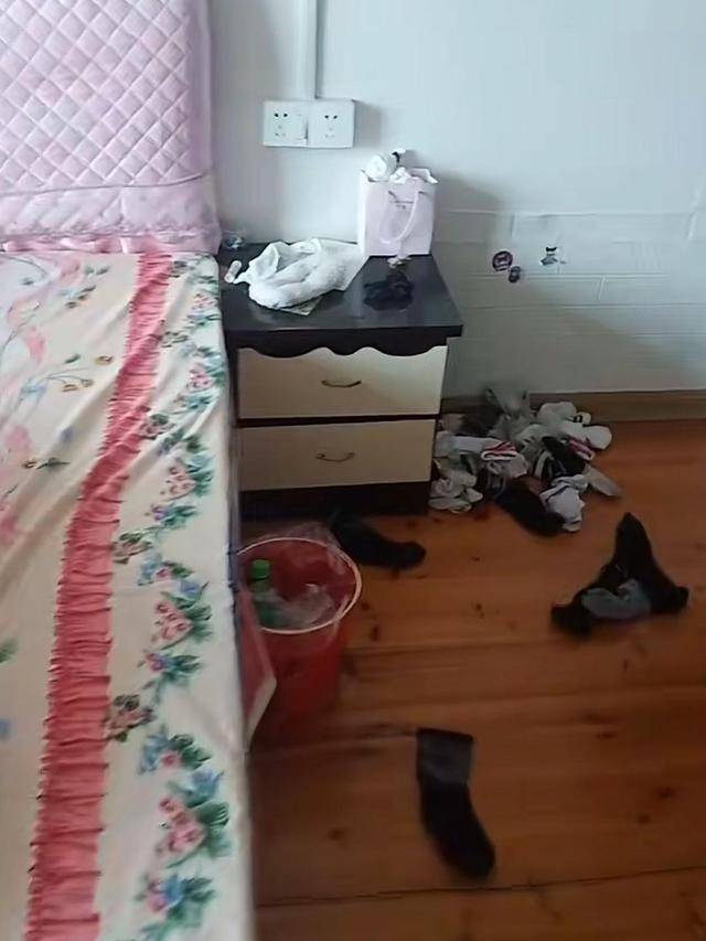从女子分享的画面看,她女儿的房间实在是乱得不可思议,衣服随手扔在